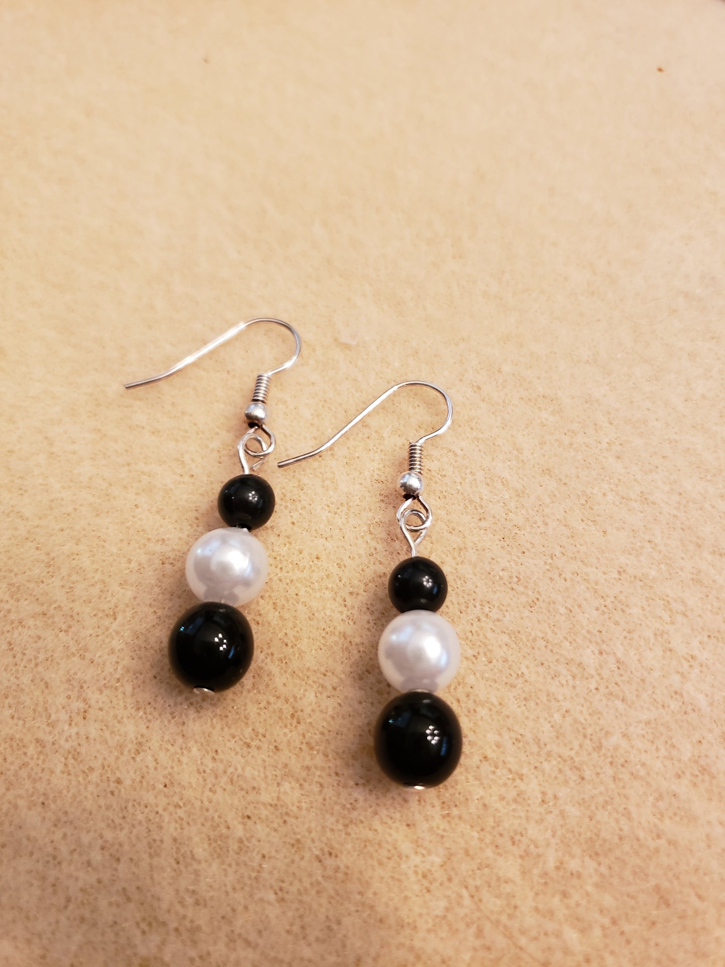 50E Black & White Pearl Earrings