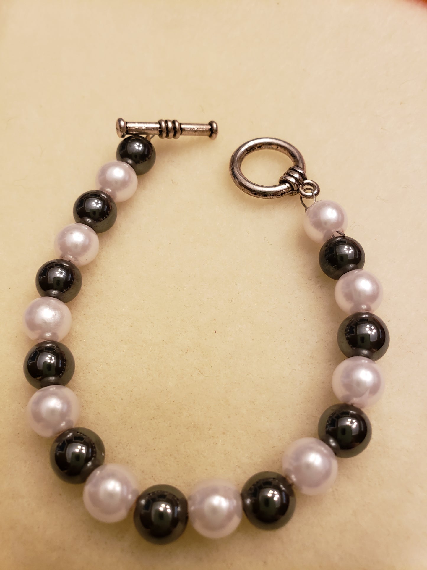 89BA Shiny Black and White Bracelet