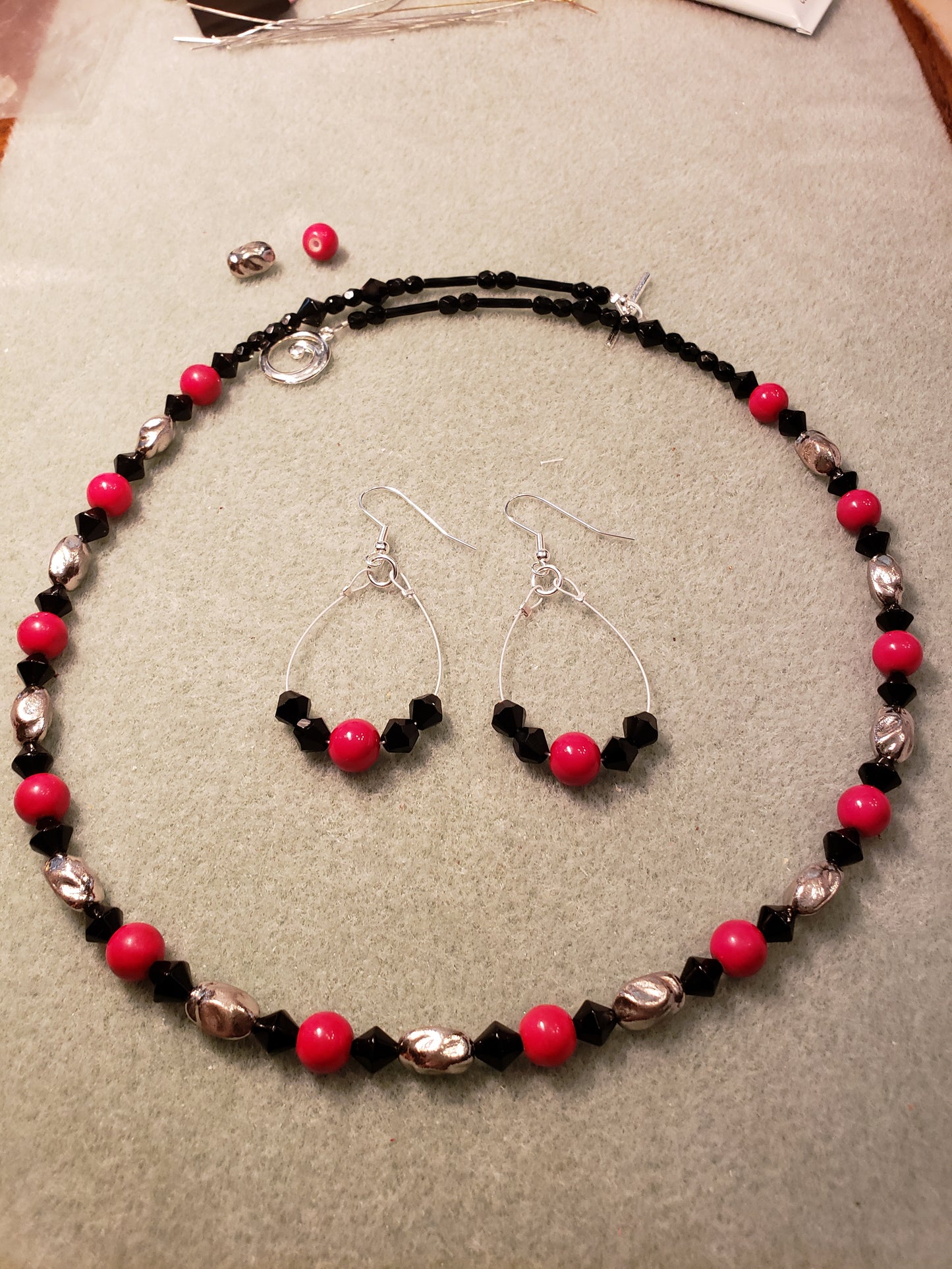 1072NE Red and Black Necklace with Hoops Set