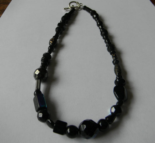 43N Irresdescant Black Necklace